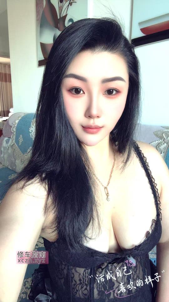 大胸妹胸推过瘾丝足