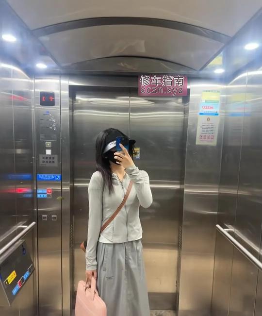 打卡自己兼职的妹子