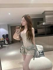 上海后入式抓着妹子的胸开干