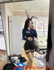 抱操艺校兼职大胸妹扣逼水直流爱跪舔玩