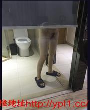 天然白虎妹子，没毛，白白嫩嫩的逼逼，自带公寓可外出