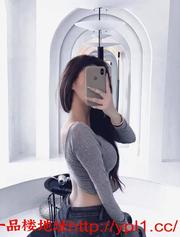 ，奈头小而粉嫩，手感软糯。细腰屁股有肉，皮肤光滑白嫩。