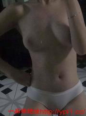 推荐东莞市05后在校学妹极品身材粉嫩鲍鱼兼职在外租房（可学生证明可上门）