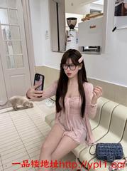 反差眼镜妹兼职小穴粉嫩包紧包出水