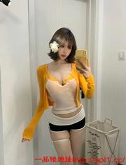 气质骚妹翘起小屁屁迎接大肉棒进入