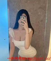 比想象中还要漂亮，是我喜欢的类型，而且老师的声音很温柔，很有女人味