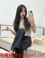 掰开骚B好让秒硬鸡巴入