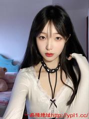 放假没回去在市区兼职的妹妹，清纯女友风，反差很大！