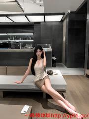 文静性感尤物兼职小姐姐