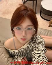 00后大长腿自己做，粉嫩超漂亮