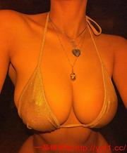 青岛市挺拔美胸天花板，极品高颜值美女，