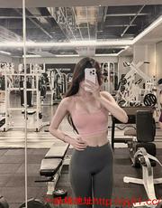 四川市瑜伽老师带教室赚外快只为年后旅行，身材一流，欢迎体验