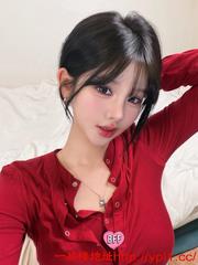 淄博市乖巧温00后女大学生下海捞金，下面粉嫩鲍鱼一线天，敏感体质易出水