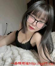 年轻有活力胸部天然饱满