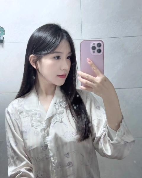 深圳体验广东粉嫩骚妹舔遍全身口爆超棒多汁