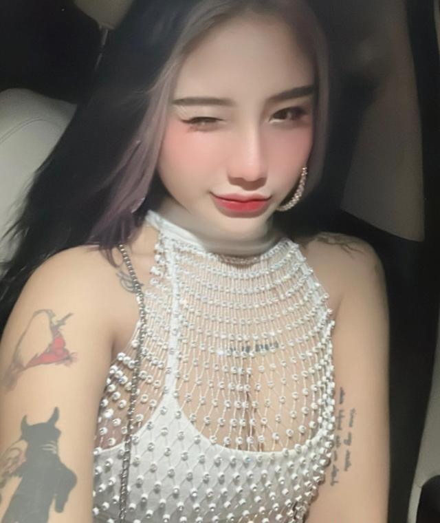 超爽大胸纹身小妹