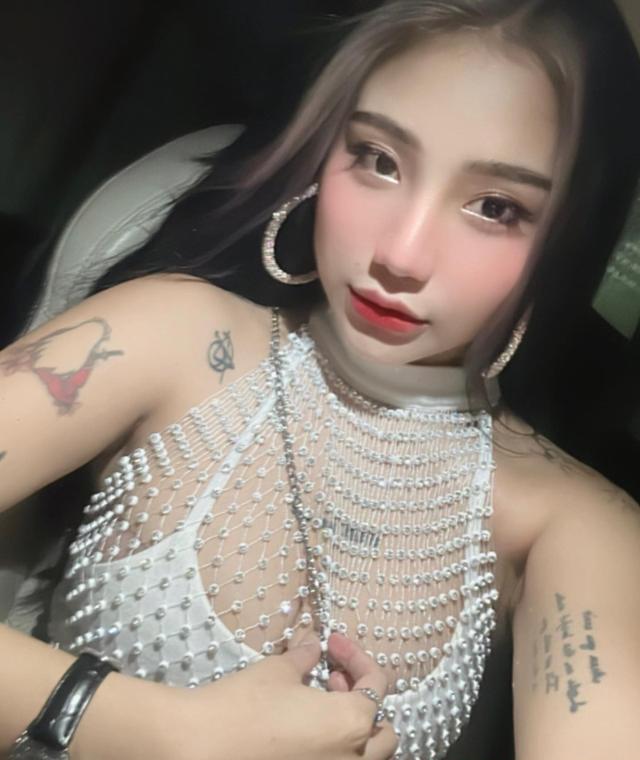 超爽大胸纹身小妹