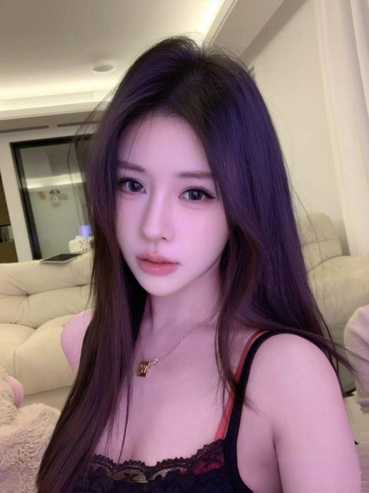 小姐姐对着我的蛋蛋又亲又舔又吸良家