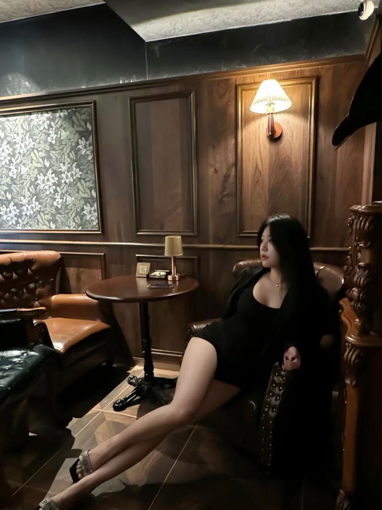 [湖北-武汉]私密工作室兼职学生妹，服务不限次任您发挥