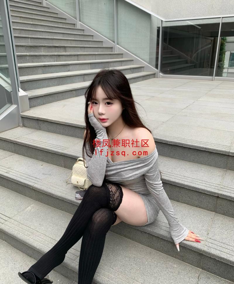 服务系美女值得不催钟，粉嫩可爱会夹会挑逗