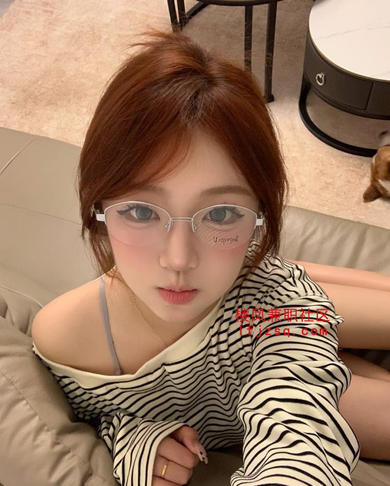 极品反差婊口交，用舌头轻舔龟头，足交深喉