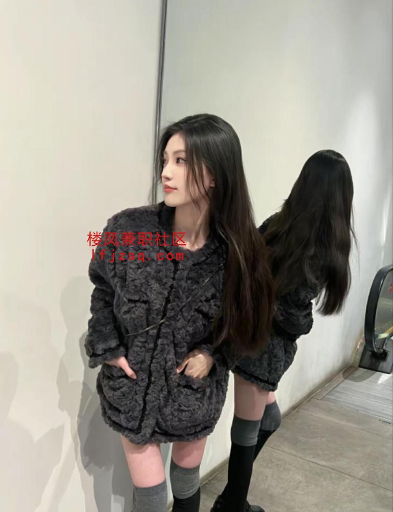 嫩妹骚逼水多姿势多奶子圆润