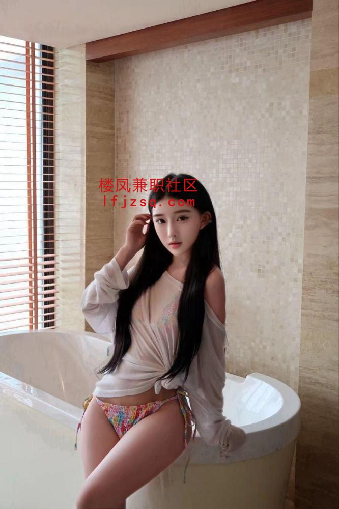 白皙嫩妹馒头一线天馒头逼