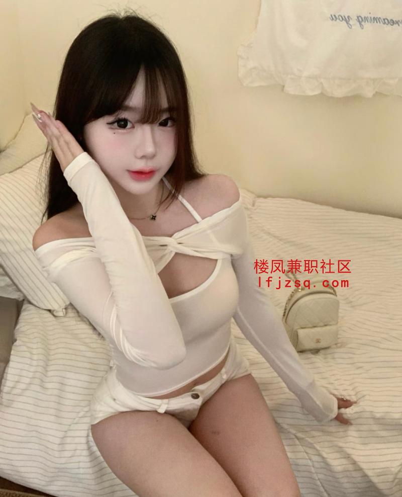 刚破处的闷骚性感多汁小罗妹
