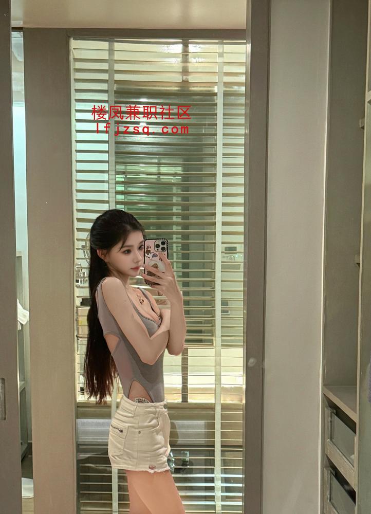 三通蜜桃臀小妹妹