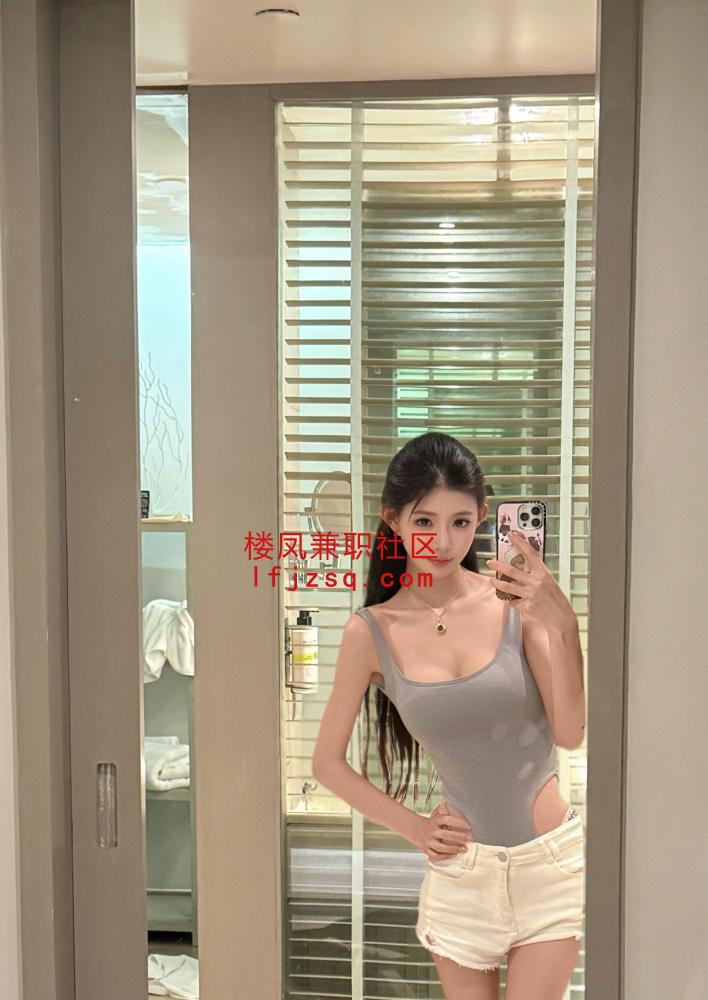 三通蜜桃臀小妹妹