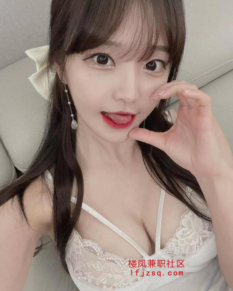 前凸后翘极品身材性感诱人小辣妹