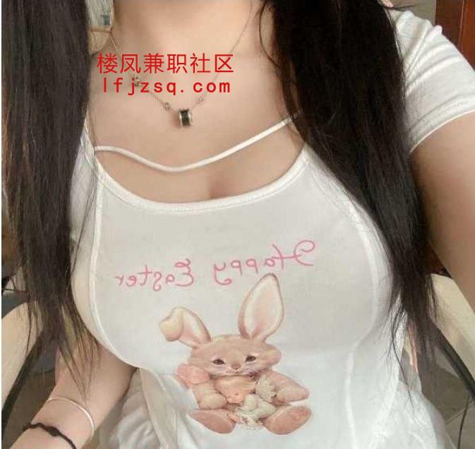 身材娇小，瓜子脸的哇塞小姐姐