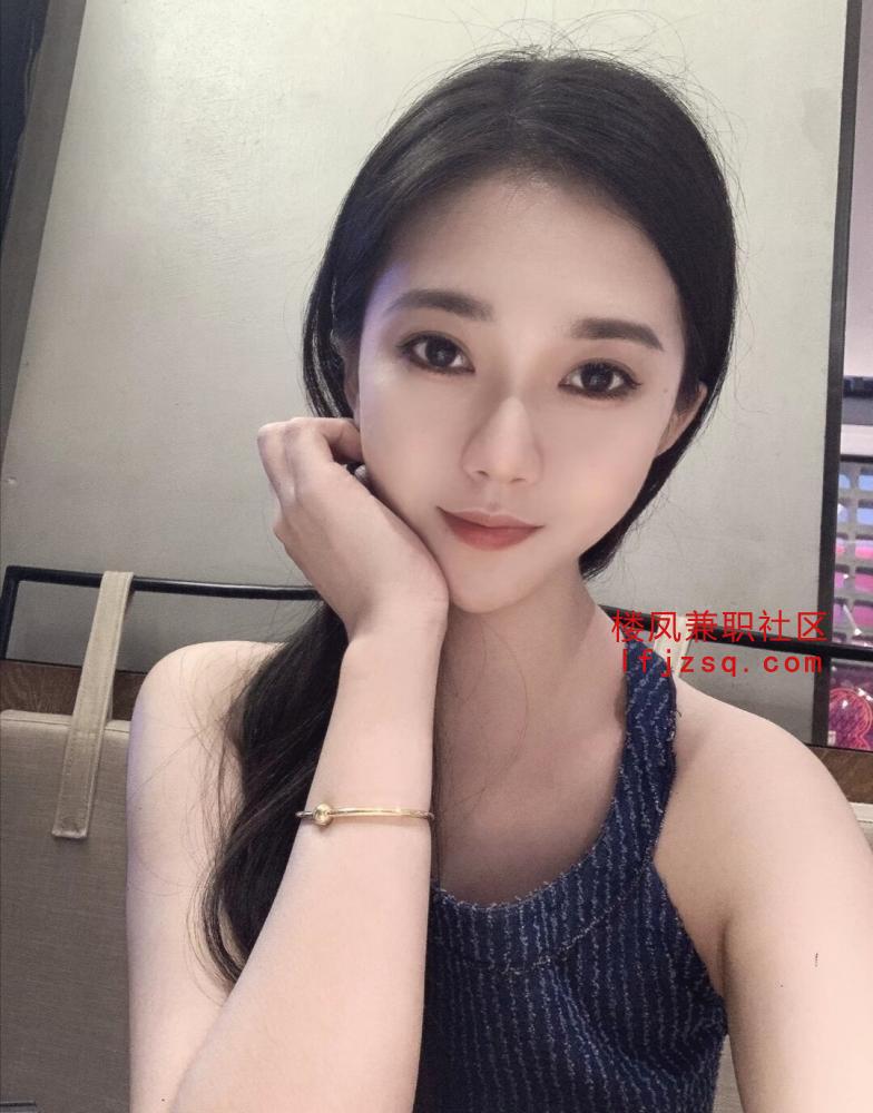 小巧玲珑美腿小姐姐