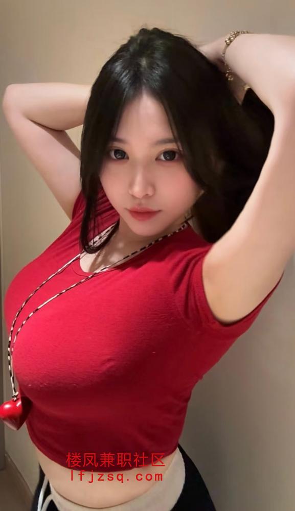 丰满清纯反差婊，粉嫩多汁角色扮演尤物