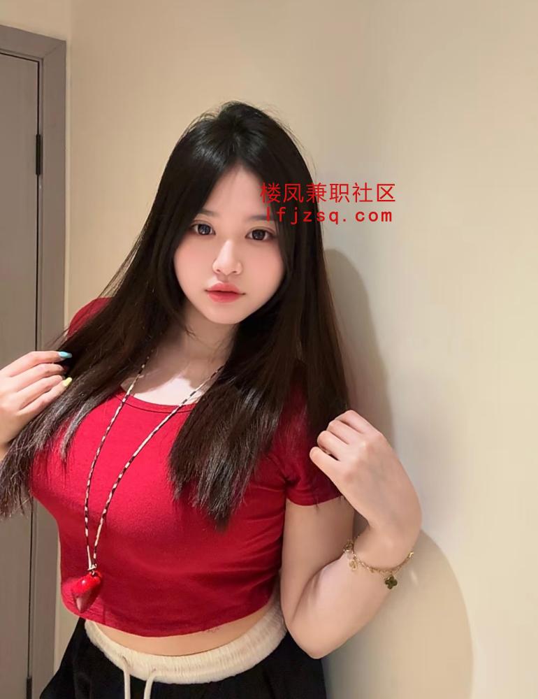 丰满清纯反差婊，粉嫩多汁角色扮演尤物