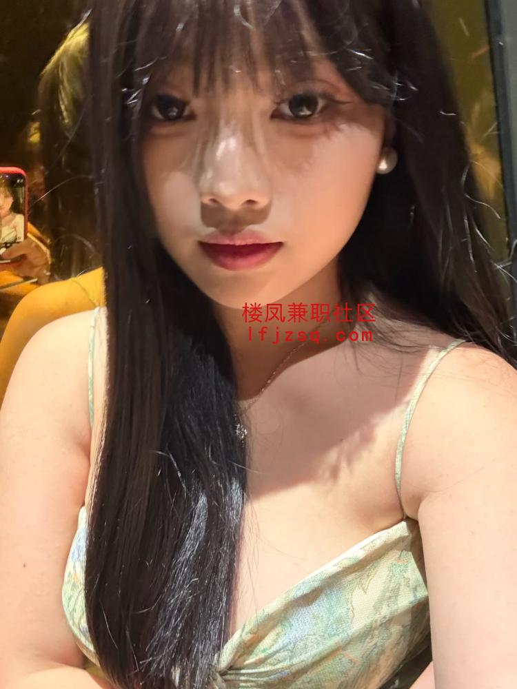 白嫩极品尤物小美