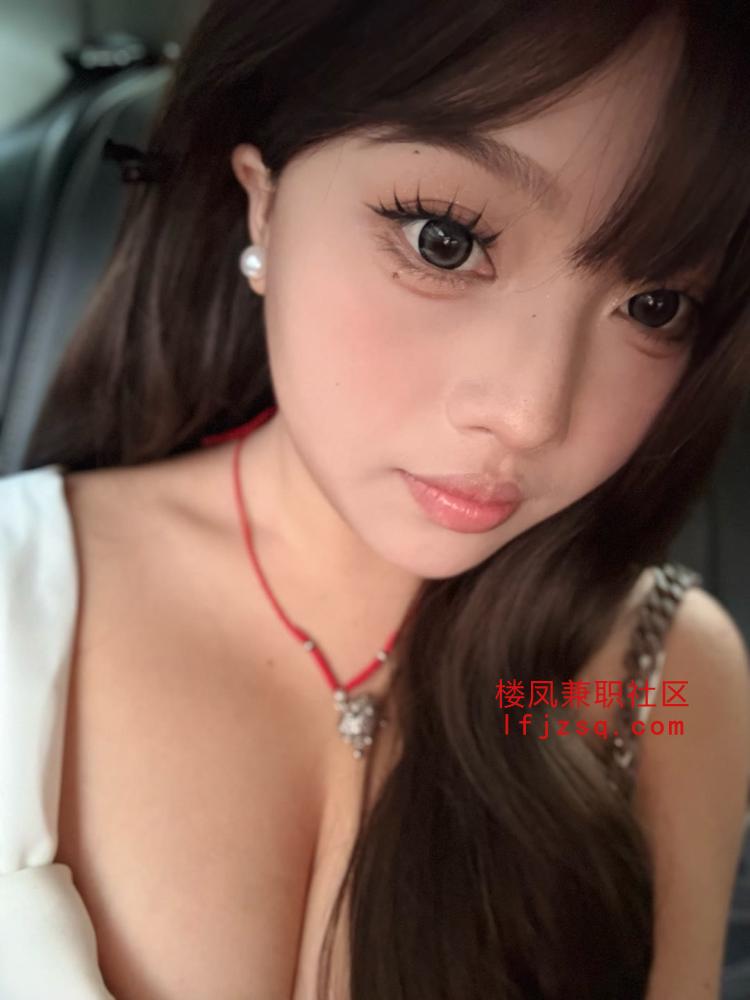 白嫩极品尤物小美