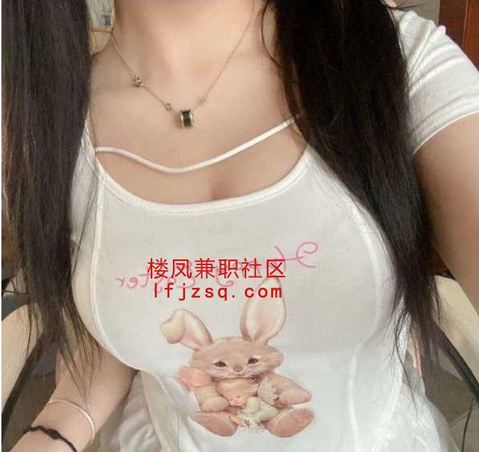 欲望爆棚，欲求不满的大奶小姐姐