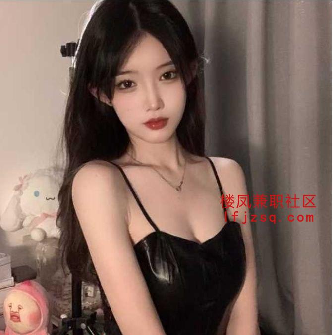 欲望爆棚，欲求不满的大奶小姐姐