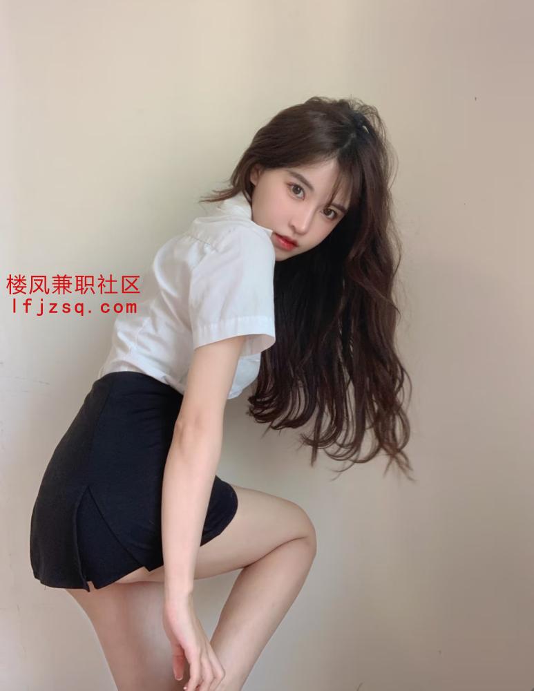体验妙龄纯骚货，丝袜深喉真不错