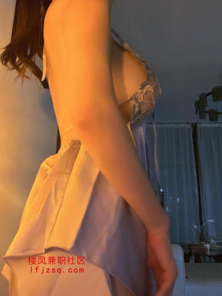 身材娇小，瓜子脸的哇塞小姐姐