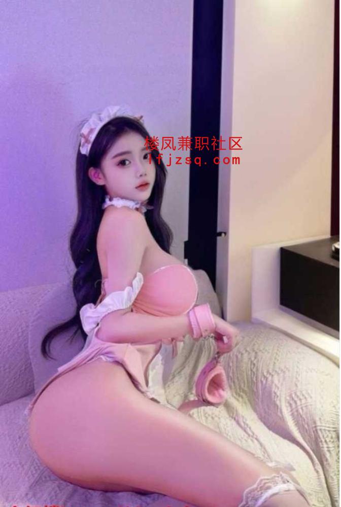 欲望爆棚，欲求不满的大奶小姐姐