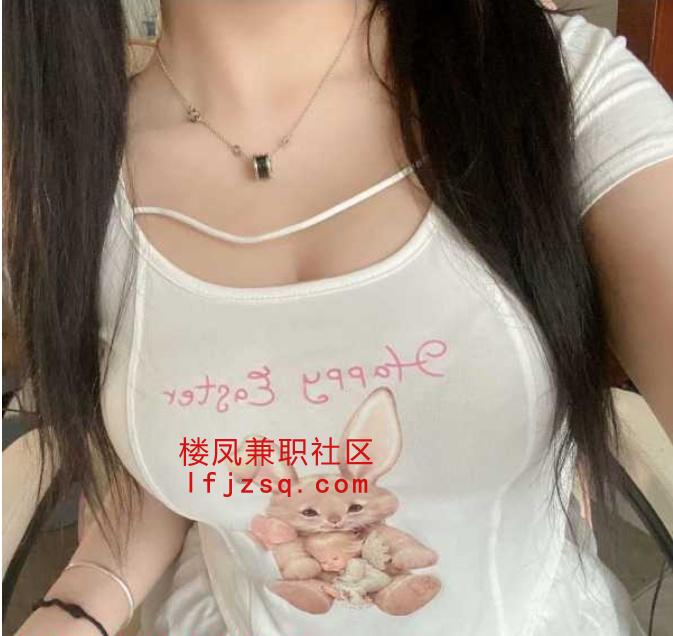 身材娇小，瓜子脸的哇塞小姐姐
