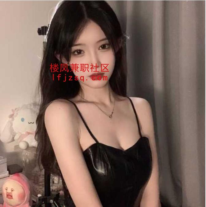 身材娇小，瓜子脸的哇塞小姐姐
