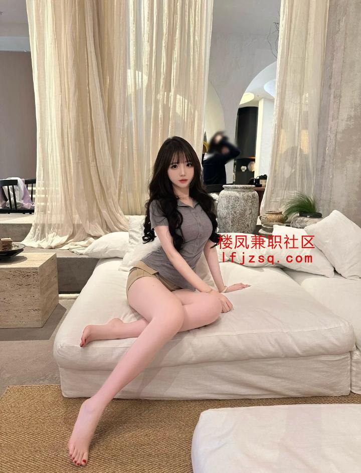 掰开骚B好让秒硬鸡巴入