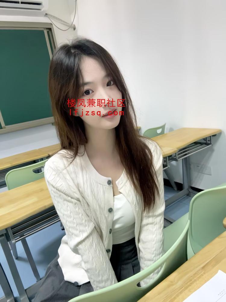 呆萌单纯小妹妹，粉鲍bb可，配合调教，笔水多，不催耐心