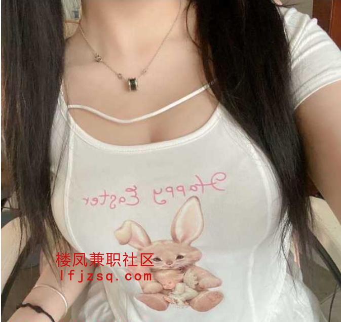 身材娇小，瓜子脸的哇塞小姐姐