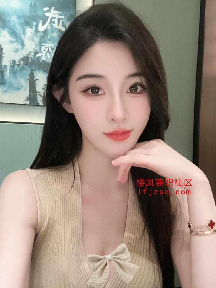 皮肤白嫩女友感妹子
