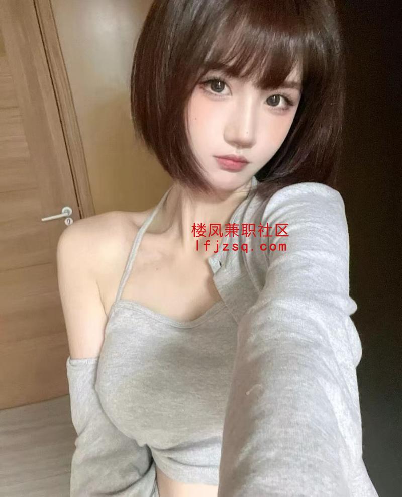 健身教练介绍的爱健身的大学生身材前凸后翘