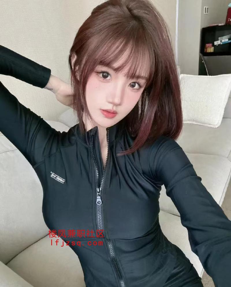 健身教练介绍的爱健身的大学生身材前凸后翘